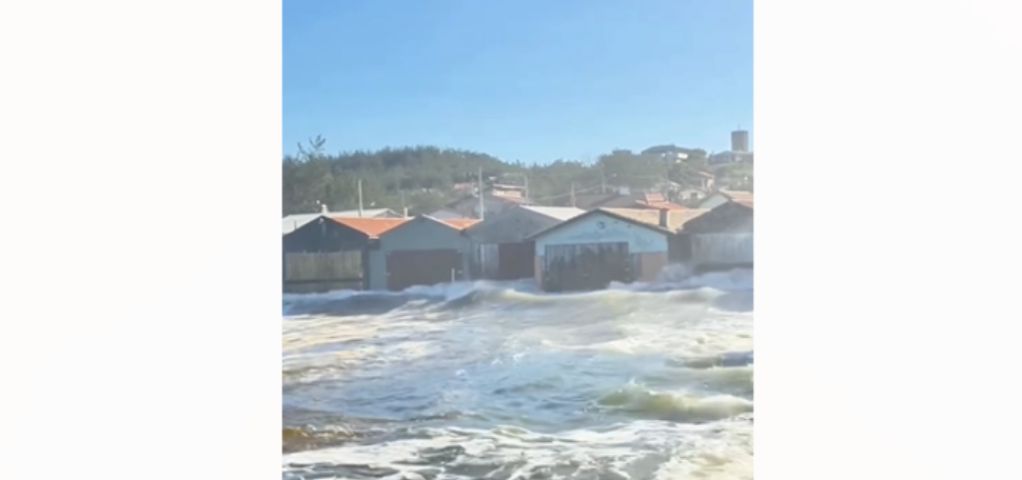 (Vídeo) Ciclone bomba provoca ondas violentas na Praia do Cardoso, em Laguna