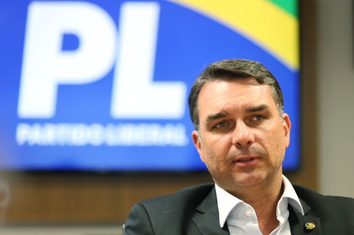 (VÍDEO) Flávio Bolsonaro defende CPI do Master e admite patrocínio com Vorcaro para filme sobre Bolsonaro