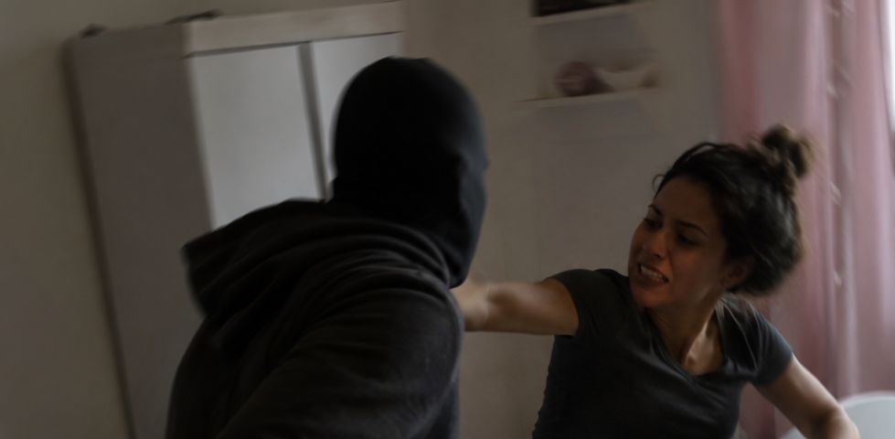 Mulher reage a assalto dentro de casa e fica ferida ao proteger bebê em Tubarão