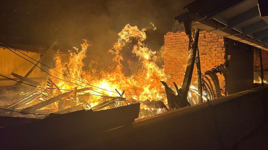Incêndio destrói casa de veraneio em Jaguaruna e ameaça imóveis vizinhos durante a madrugada