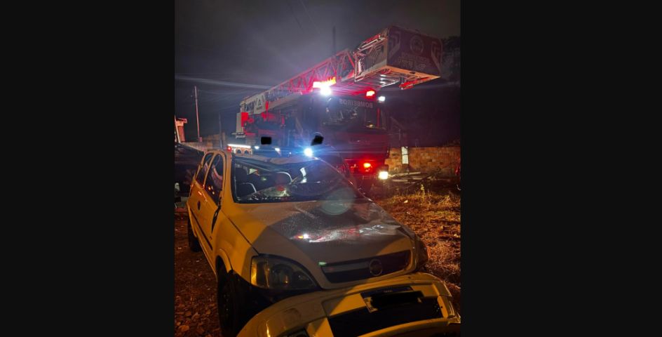 Carro cai de ponte e jovem morre após veículo submergir em rio em Criciúma