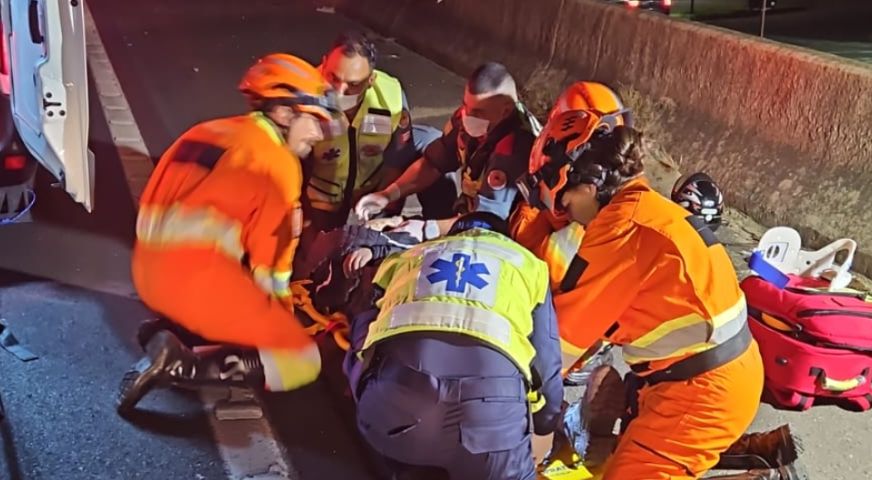 Motociclista sofre fratura grave após bater na traseira de carro na BR-101 em Tubarão