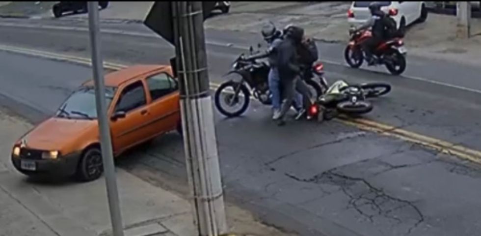 VÍDEO: ultrapassagem proibida termina com motociclista atropelada em Blumenau