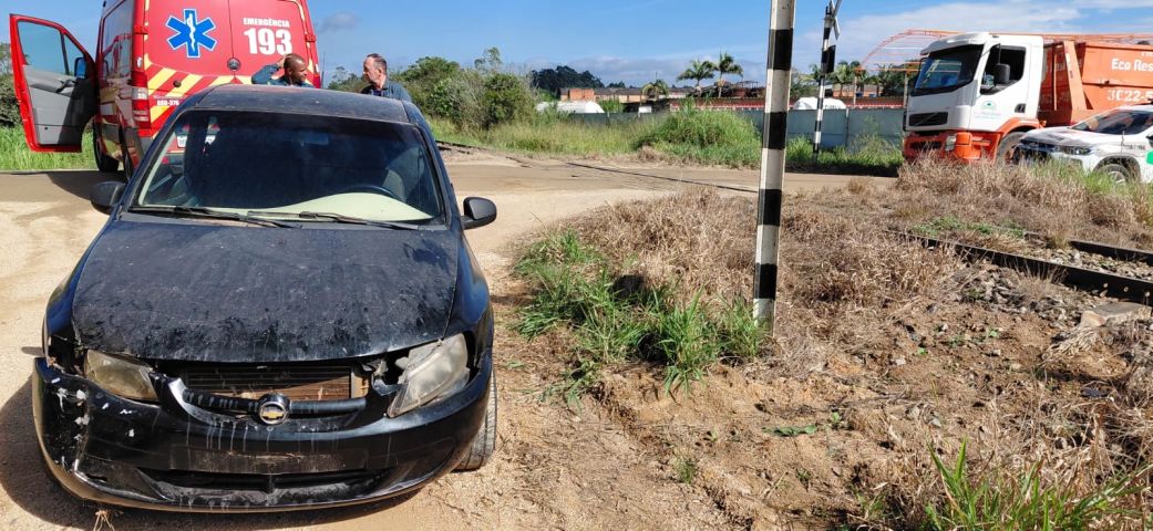 Pane mecânica deixa carro nos trilhos e trem atinge veículo em Pescaria Brava