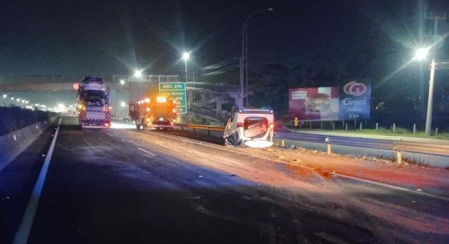 Caminhonete capota na BR-101 em Imbituba e motorista é levado ao hospital