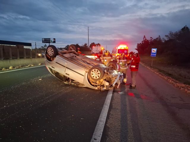 Motorista de Tubarão fica ferido após capotar carro na BR-101 em Jaguaruna