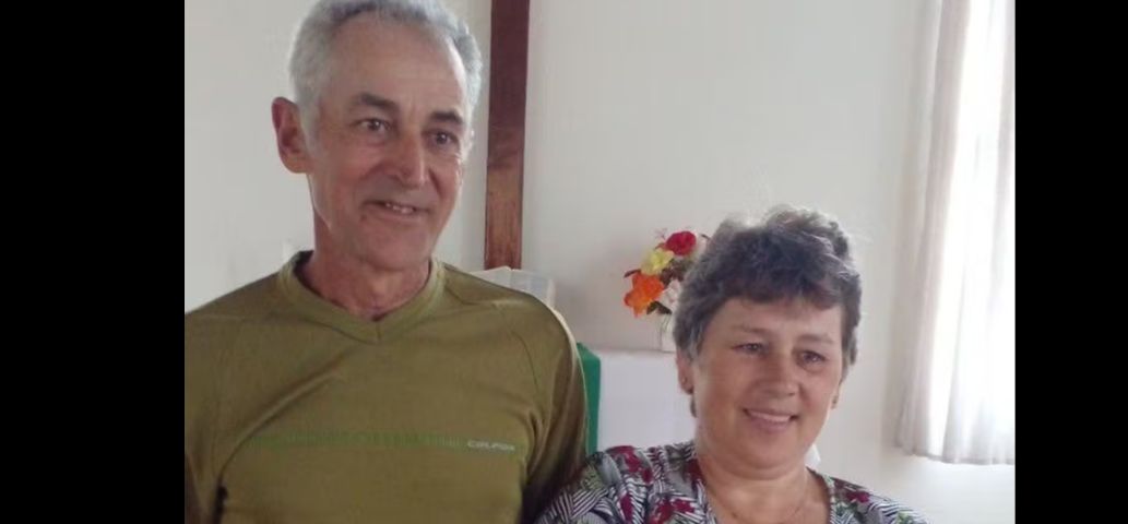 Em SC: Casal é encontrado morto dentro de casa e polícia investiga feminicídio