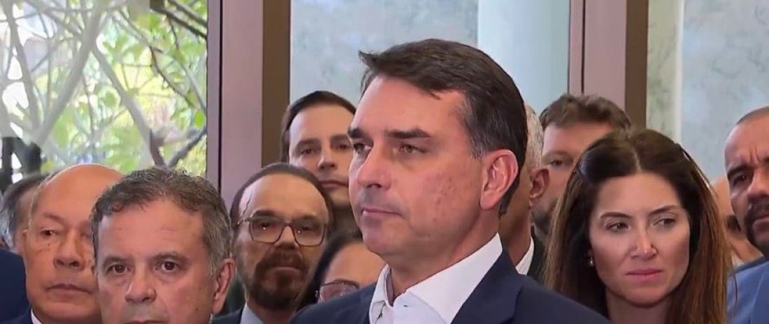 Flávio Bolsonaro confirma visita a Daniel Vorcaro após prisão do ex-banqueiro em 2025
