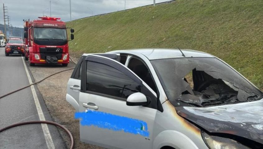 Incêndio destrói compartimento do motor de carro às margens da BR-101 em Tubarão