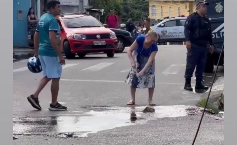 (Vídeo) Mãe limpa onde filho sofreu acidente fatal e recebe apoio de vizinhos