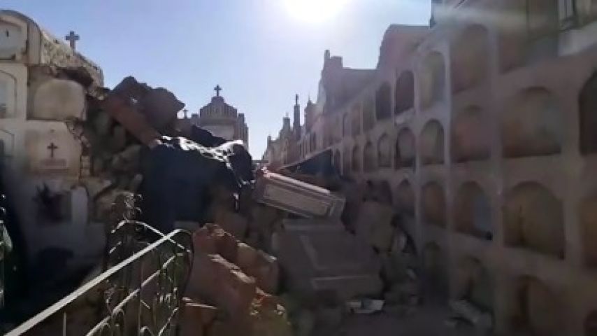 Terremoto no Peru derruba túmulos e deixa caixões expostos em cemitério