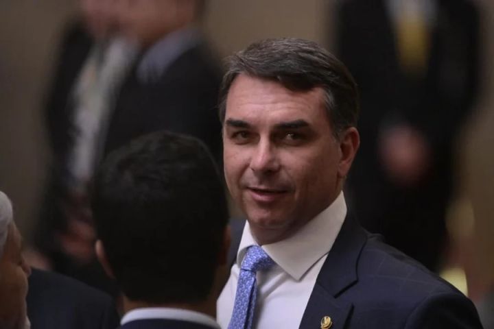 Marqueteiro de Flávio Bolsonaro deixa pré-campanha após polêmica envolvendo o filme Dark Horse
