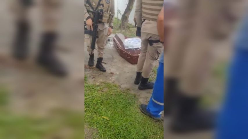 VÍDEO: Caixão com corpo de integrante do CV é metralhado na Bahia