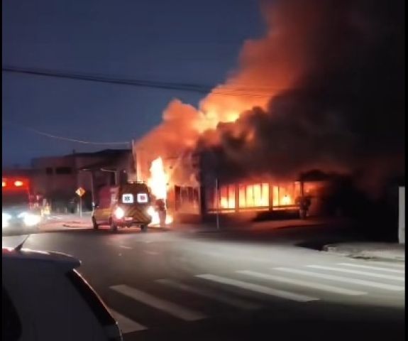 (Vídeo) Incêndio atinge lanchonete no Centro de São Ludgero