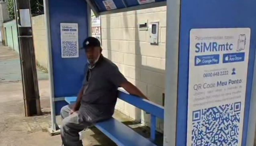 (VÍDEO) Professor se emociona ao ser reconhecido por ex-aluno em ponto de ônibus