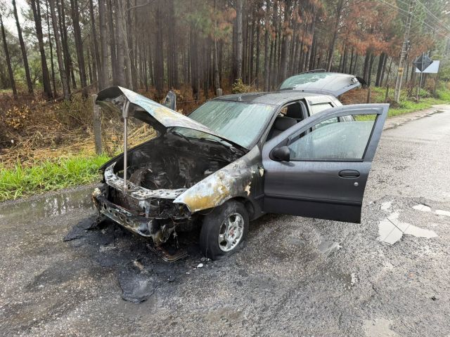 Carro pega fogo próximo aos trilhos de trem no acesso norte de Laguna