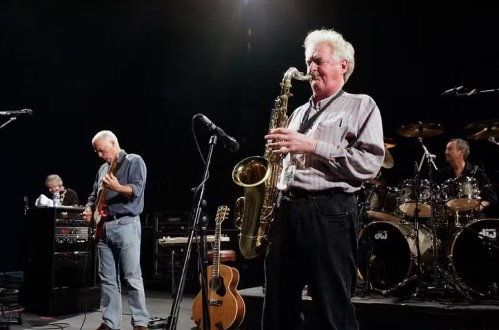 Dick Parry, saxofonista do Pink Floyd, morre aos 83 anos