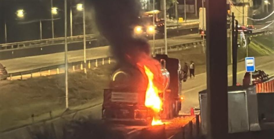 Incêndio atinge caminhão-tanque às margens da BR-101 em Tubarão