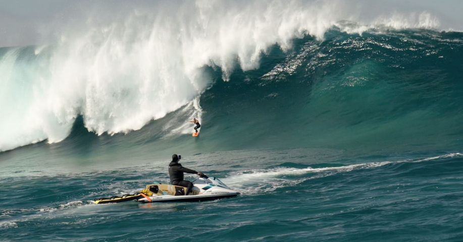 Surfista Michaela Fregonese surfa maior onda de uma mulher no Brasil, em Jaguaruna