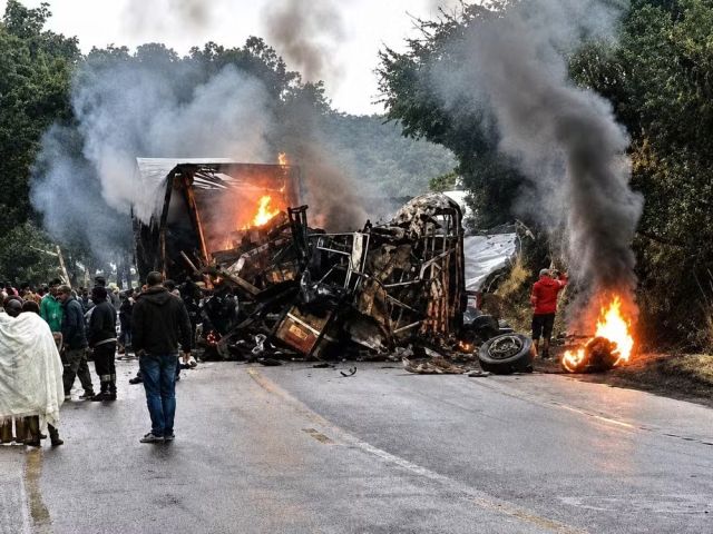 Oito pessoas morreram em acidente envolvendo ônibus e carreta em Minas Gerais; bebê está entre as vítimas