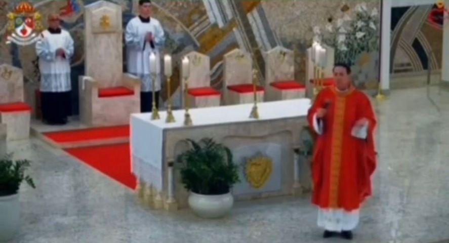 (VÍDEO) 'Nunca vi tanta gente vadia e preguiçosa': padre de Içara causa polêmica com fala durante missa