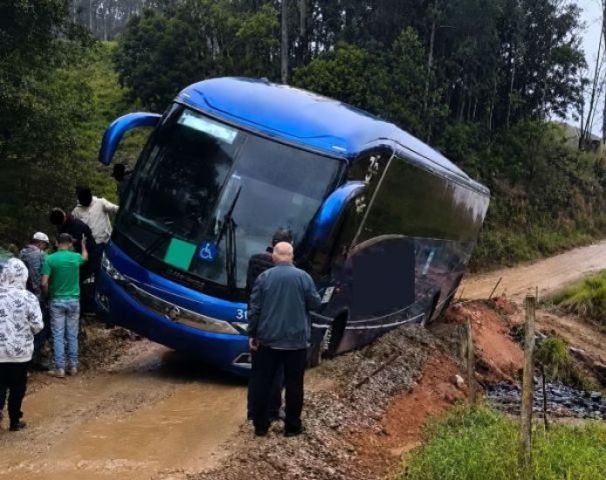 Ônibus derrapa em estrada em obras e bloqueia acesso em São Martinho
