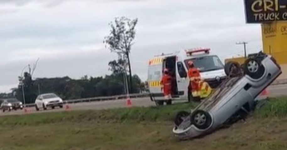 VÍDEO: Capotamento na BR-101 chama a atenção de motoristas em Içara