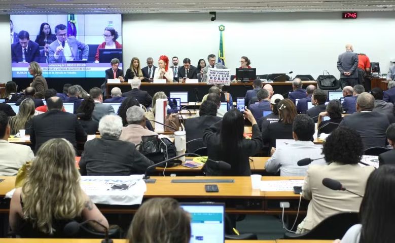 Pedido de vista adia votação da PEC da escala 6x1