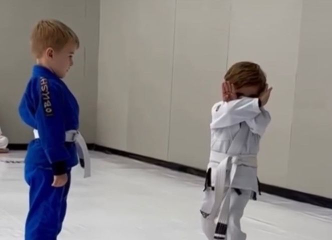(Vídeo) Atleta mirim de SC viraliza ao se preparar para campeonato de jiu-jítsu
