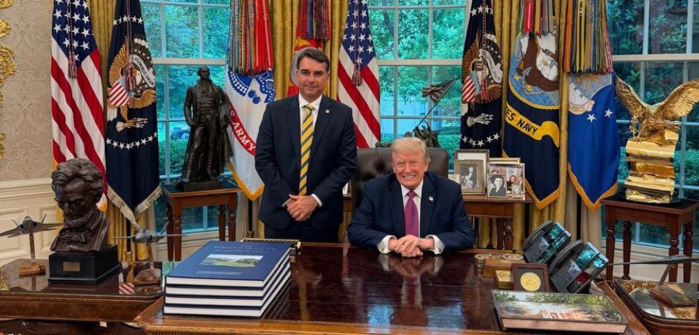 Flávio Bolsonaro se encontra com Trump na Casa Branca
