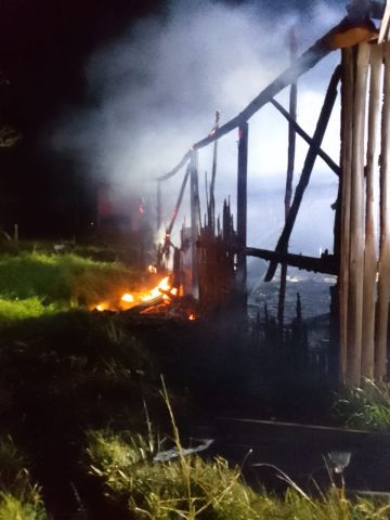 Incêndio destrói galpão durante a madrugada em Imaruí