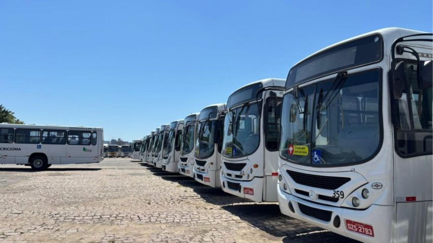 Mais de 10 ônibus são apreendidos por decisão judicial e afetam transporte público em Criciúma