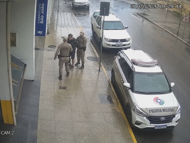 Homem é preso após tentativa de roubo e oferta de dinheiro a policiais em Imbituba