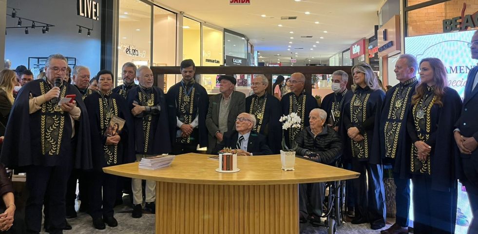 (Vídeo) Com casa cheia, Lindomar Tournier celebra 104 anos com lançamento de livro em Tubarão