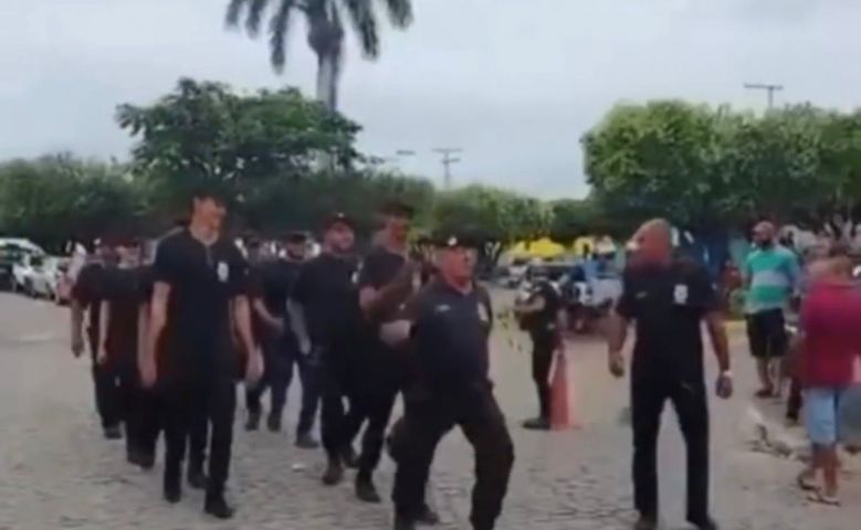Vídeo de desfile da Guarda Municipal viraliza e gera críticas no interior da Bahia; assista