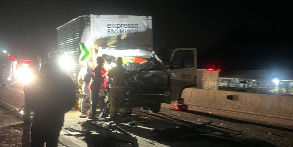 Acidente envolvendo dois caminhões deixa uma pessoa gravemente ferida em Jaguaruna