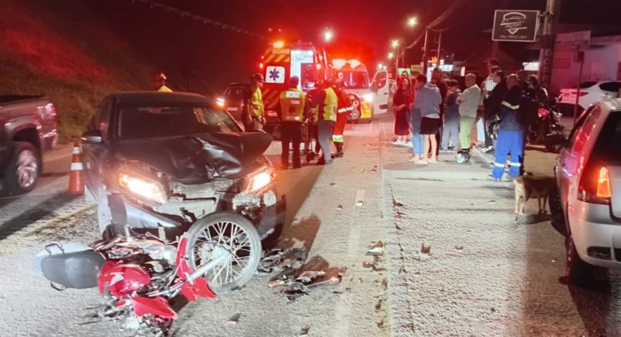 Colisão entre carro e motocicleta deixa homem ferido na BR-101, em Imbituba