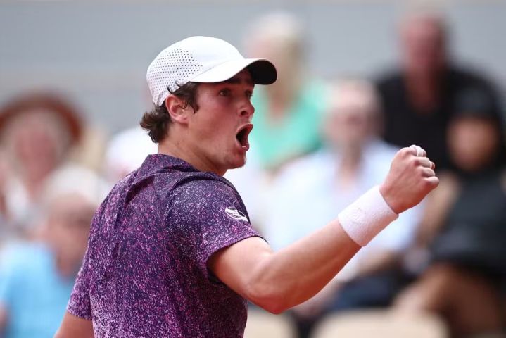 João Fonseca vence Djokovic de virada em jogo épico e faz história em Roland Garros