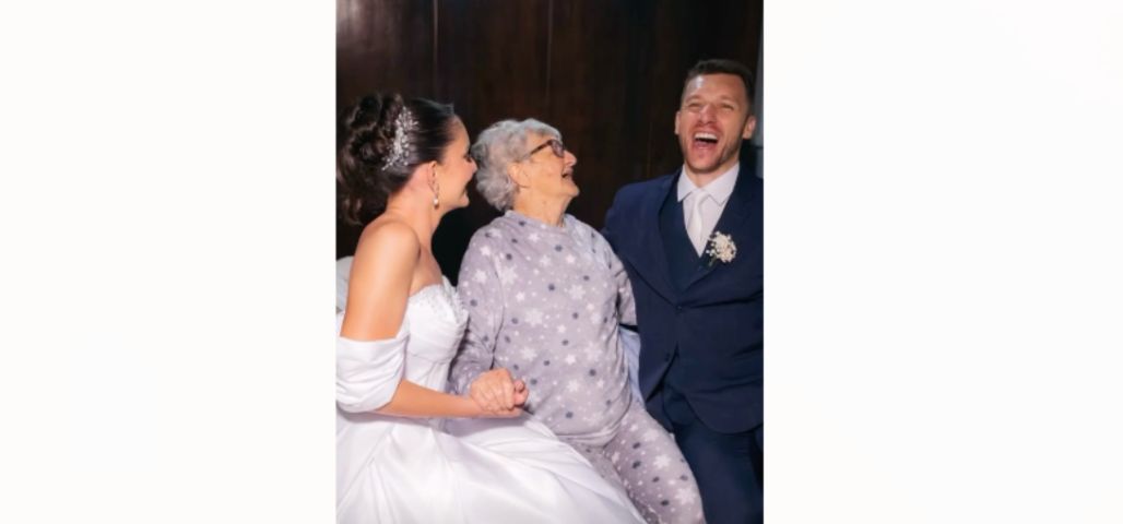 (Vídeo) Noivos surpreendem bisavós de 89 e 96 anos após casamento em SC