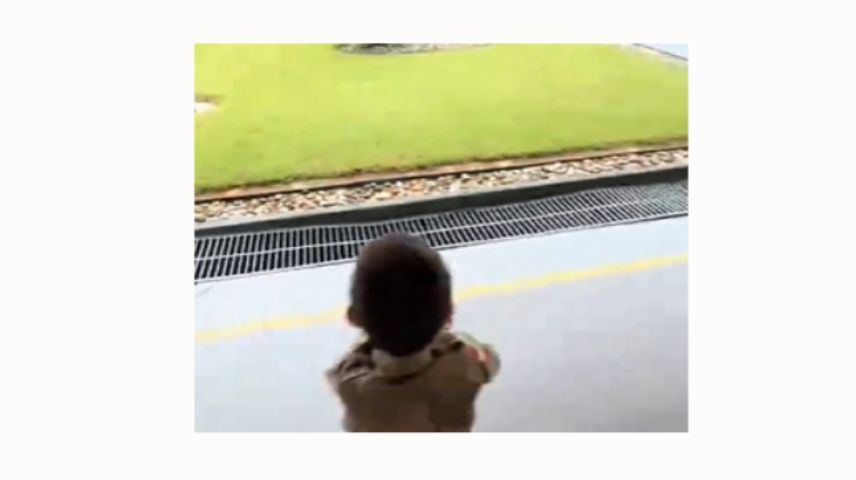 Menino se emociona ao ver policiais chegando em seu aniversário em SC e vídeo viraliza nas redes