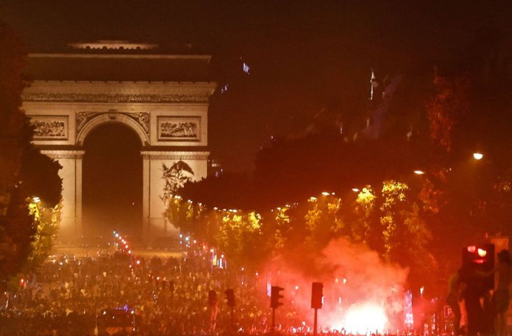 Da euforia ao caos: Paris tem confrontos, saques e carros incendiados após PSG  vencer a Champions League