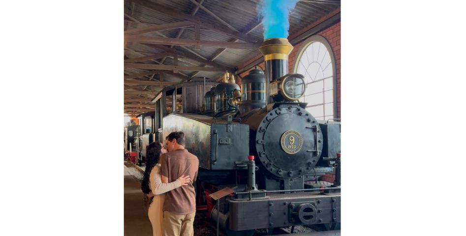(Vídeo) Casal com história ligada ao Museu Ferroviário escolhe locomotiva para chá revelação em Tubarão