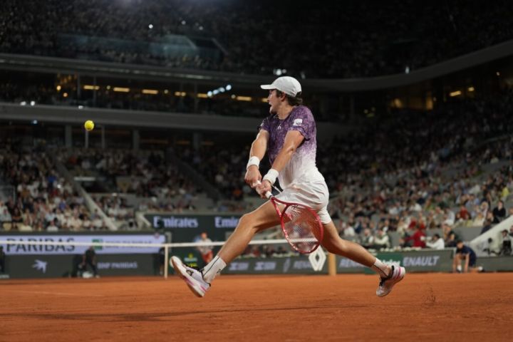 (Vídeo) Após vencer Djokovic, João Fonseca disputa hoje vaga nas quartas de Roland Garros