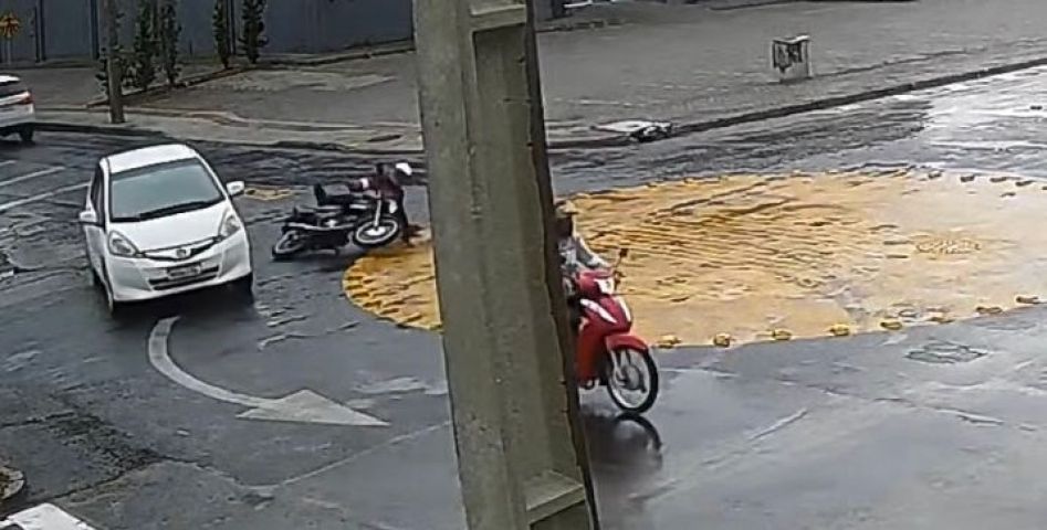 Motociclista bate em carro em rotatória ampliada após série de acidentes em Tubarão