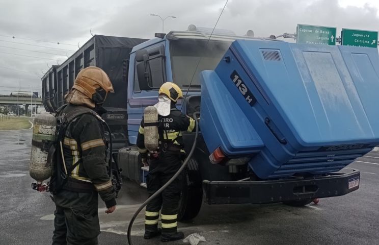 Caminhão pega fogo às margens de rodovia em Tubarão e mobiliza bombeiros