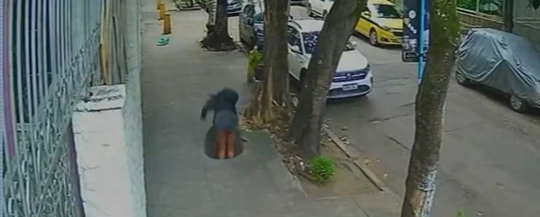 (VÍDEO) Mulher é engolida por bueiro após tampa ceder no Rio de Janeiro