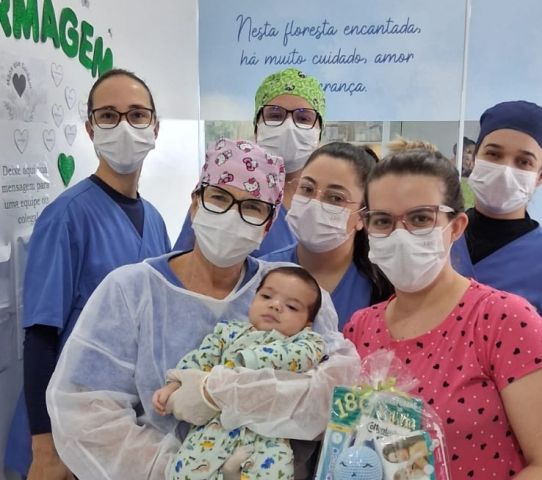 Após oito dias na UTI, bebê de Tubarão recebe alta e emociona família