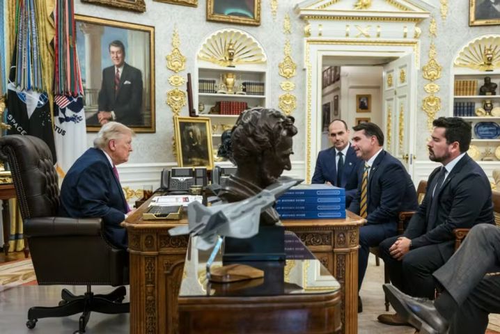 Trump posta foto com Flávio Bolsonaro em meio a novo tarifaço contra produtos brasileiros