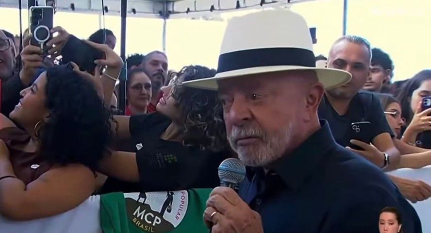 Lula chama Flávio Bolsonaro de 'imbecil' e 'vendilhão da pátria' em discurso sobre tarifaço dos EUA; VÍDEO