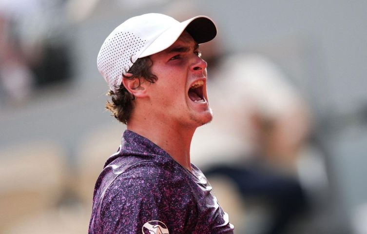 Valeu, João! Fenômeno brasileiro para nas quartas, mas deixa Roland Garros de cabeça erguida